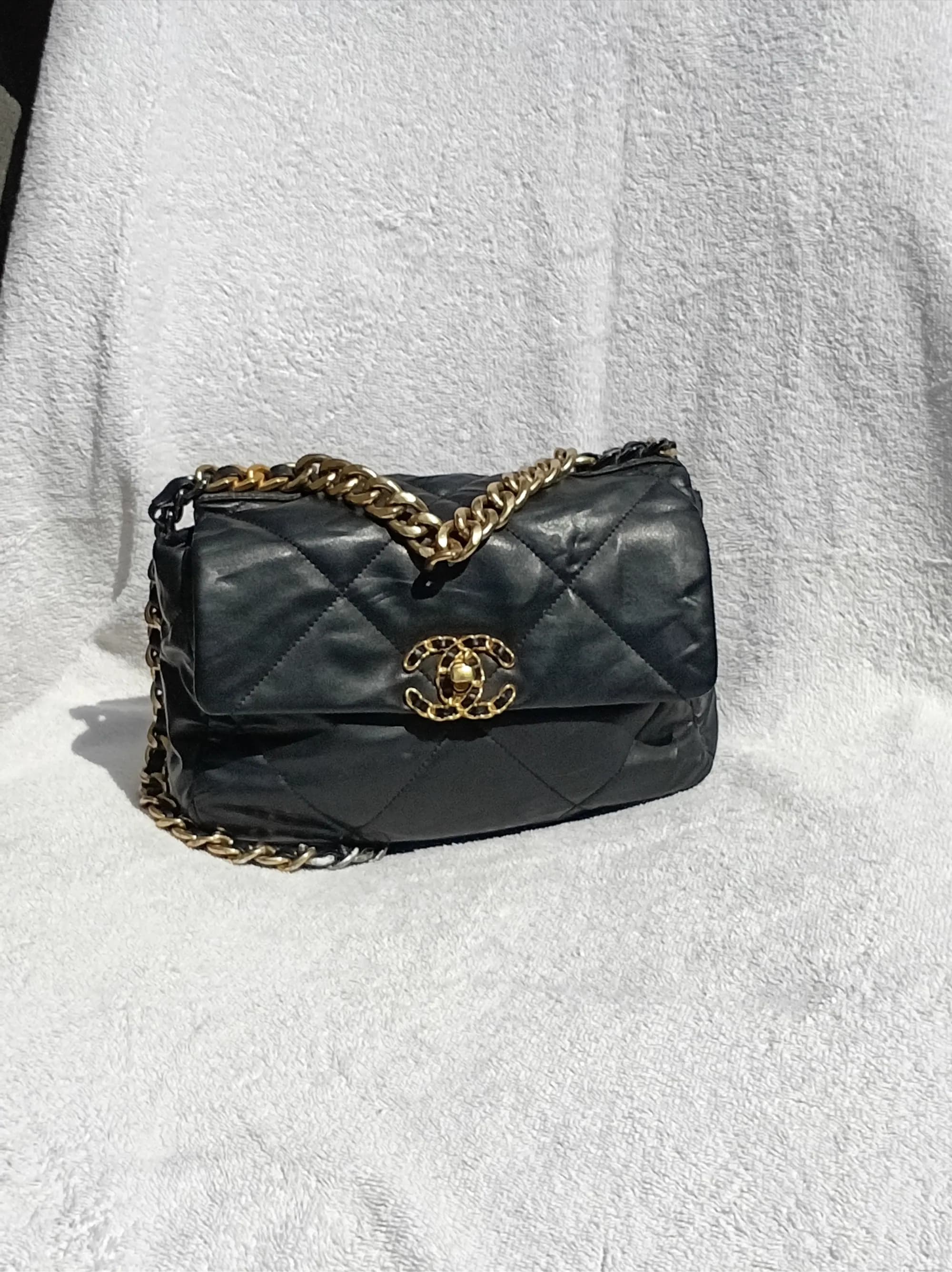 Second hand Chanel medium bag